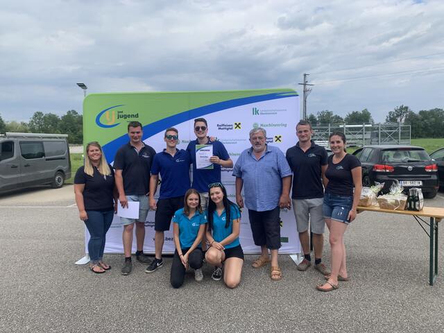 5. Platz Landjugend Moosbach Team 2

Oben v.l.n.r. Bezirksleiterin Sandra Gaisbauer, Bezirksleiter Fabian Beinhundner, Michael Leingartner, Patrick Ginzinger, Uttendorfer Bürgermeister Josef Leimer, Landjugendleiter Uttendorf Florian Forthuber, Landjugendleiterin Uttendorf Kerstin Hofer

Unten v.l.n.r.: Leonie Schrattenecker, Laura Eicher
 | Foto: Bezirkslandjugend Braunau