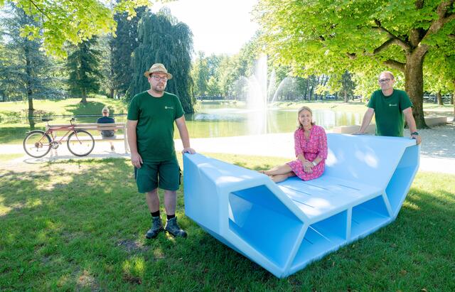 Stadtgärtner Markus Iwanoff mit Vizebürgermeisterin Barbara Unterkofler und Stadtteilobergärtner Wilfried Ristits bei den neuen "Enzos". | Foto: Stadt Salzburg/Alexander Killer 