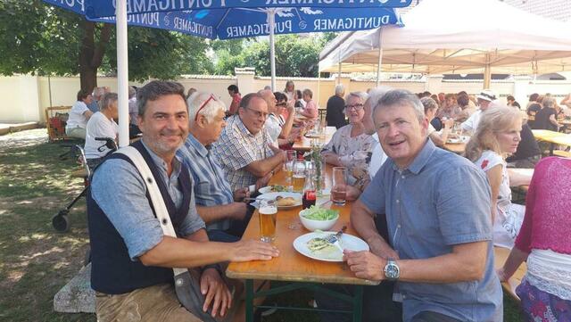 Bürgermeister Markus Lakounigg und Dechant Zoltán Papp genossen gemeinsam mit weiteren Gästen das Pfarrfest bei schönem Wetter. | Foto: Margit Cuder