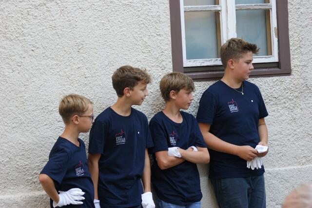 Die jungen Herren sind an diesem Abend für Präsentation der Kunstwerke zuständig. | Foto: Martin Schöndorfer, 2022