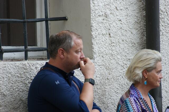 Angespanntes Warten nach der Anbotsabgabe von Andreas Döllerer für ein Kunstwerk. | Foto: Martin Schöndorfer, 2022