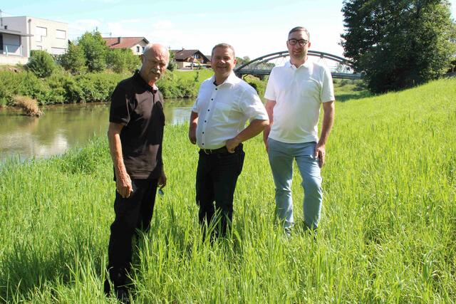 V.l.: Ehemaliger Vizebürgermeister Karl Pichler, Bürgermeister Christian Partoll und Vizebürgermeister Bernd Huber in Weißenberg.  | Foto: Pressereferat Stadtgemeinde Ansfelden