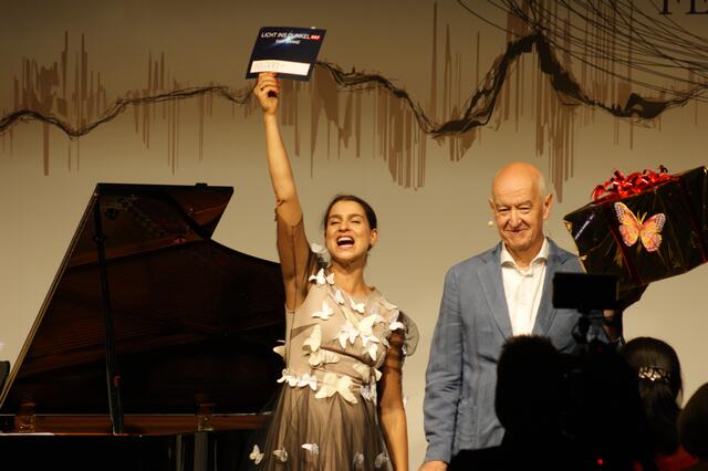 Übergabe des Schecks für das EB-Haus Austria durch Hermann Döllerer an Asmik Grigorian | Foto: Martin Schöndorfer, 2022