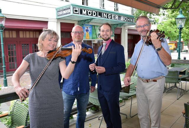 Obfrau Irmgard Marboe, Kultur-Stadtrat Stephan Schimanowa, Chefdirigent Daniel Auner und Vorstandsmitglied Gerhard Koch  | Foto: Bernhard Garaus