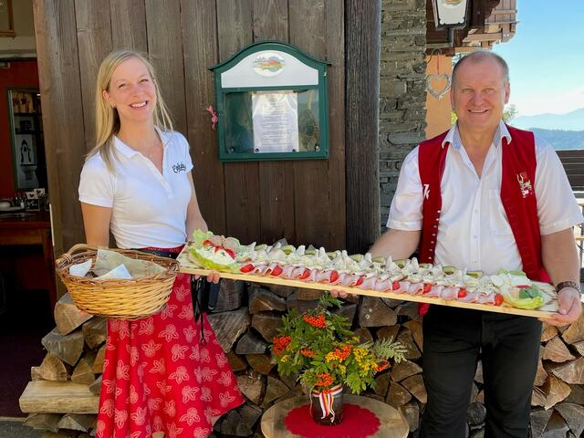 Johanna Tamegger und Peter Fleissner von der "Einkehr" mit Meterbrettl Jause | Foto: Brüggler