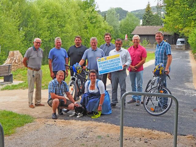 Zwei neue Radwegabschnitte in Gresten: Günter Mytteis (Anrainer), Herbert Leichtfried (Bauhof Gemeinde Gresten), Markus Kraml (Firma Kraml), Harald Gnadenberger (Bürgermeister von Gresten), Thomas Wiesmann (NÖ Straßenbauabteilung Amstetten), Landtagsabgeordneter Anton Erber,  Johannes Buchebner (Vizebürgermeister von Gresten), Markus Weinmesser (geschäftsführender Gemeinderat in Gresten) (h.) sowie die Anrainer Mario und Alexandra Prauchner mit ihrem Hund Aris (v.) | Foto: NÖ Straßendienst/Gertraud Mühlbachler