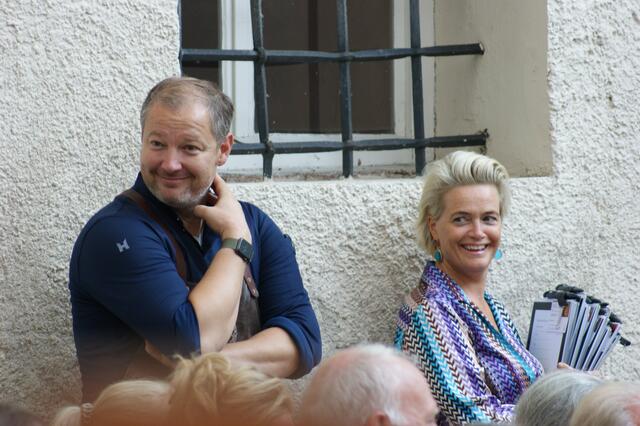 Andreas Döllerer hat gerade den Zuschlag für ein Kunstwerk erhalten. Sabine Döllerer war für die Abwicklung der Verkaufsbedingungen der Auktion zuständig. | Foto: Martin Schöndorfer, 2022