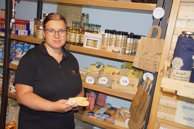 Im Geschäft am Stefansplatzerl werden großteils regionale Produkte, vielfach Bio angeboten.  | Foto: Helmut Eder