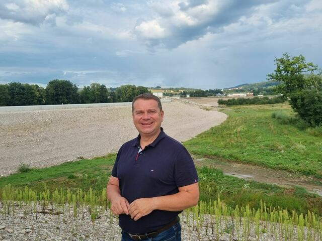 Bürgermeister Christian Partoll vor dem Rückhaltebecken Wartberg. | Foto: Pressereferat Stadtgemeinde Ansfelden