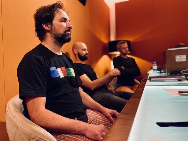 David Scharpf, Wolfgang Schwarzbach und Julian Hutter beim Abhören Control Room/Prime Studio | Foto: CJUW/Hofer-Bräuer Cornelius