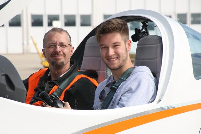 Ein erfahrender Fluglehrer leitet die Fluganfänger an. | Foto: Flughafen Linz GesmbH