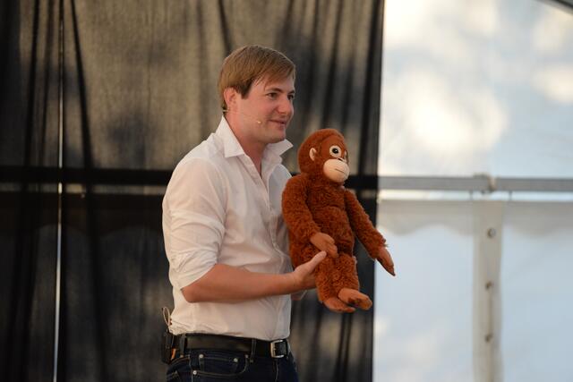 Michael Großschädl hat sich einen Stoffaffen als Partner an seine Seite geholt. | Foto: Werner Friedl