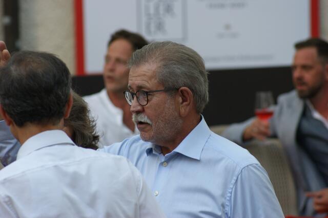 Franz Stiller ersteigert das "Butterfly"-Kleid | Foto: Martin Schöndorfer, 2022