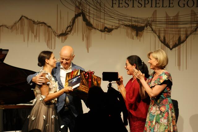 Übergabe des Schecks für das EB-Haus Austria durch Hermann Döllerer an Asmik Grigorian | Foto: Martin Schöndorfer, 2022