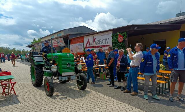 PPP(ProPlastiksackerlPolitiker) und Neonicotinoidebefürworter
Nikolaus Berlakovich (ExUmweltminister/ÖVP) fotografiert begeistert beim Oldtimertraktortreff Horitschon 
