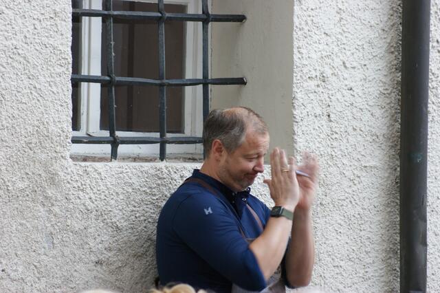 Der Zuschlag für sein ersteigertes Kunstwerk freut Andreas Döllerer offensichtlich.  | Foto: Martin Schöndorfer, 2022