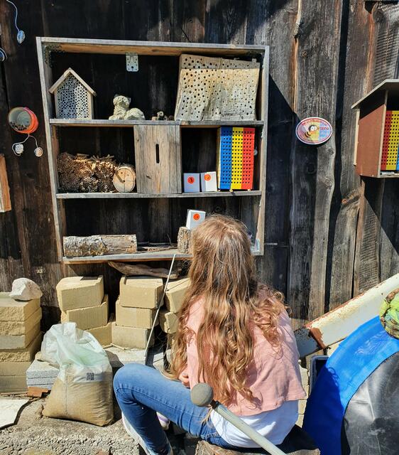 Karin Stoiber-Aigner und ihre Tochter beobachten die Bienen, die im Bienenhotel ein- und ausfliegen. | Foto: Karin Stoiber-Aigner