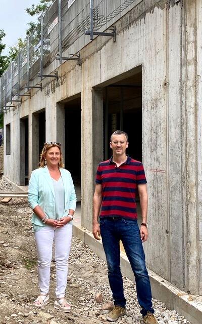 Vizebürgermeister Roland Honeder und Familienstadträtin Maria T. Eder konnten sich vor Ort vom Baufortschritt der neuen Kinderkrippe überzeugen. | Foto: VP Klosterneuburg