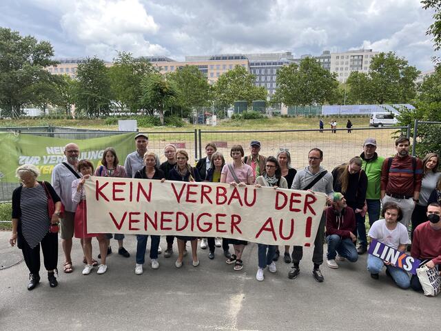 Unter dem Motto "Kein Verbau der Venediger Au" wollen die Grünen Leopoldstadt die Fertigstellung der neuen Sport &amp; Fun Halle verhindern. Deshalb haben sie jetzt ein Rechtsgutachten in Auftrag gegeben. | Foto: Grüne Leopoldstadt