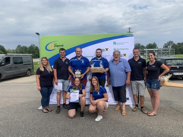 3.	Platz Landjugend Handenberg Team 1

Oben v.l.n.r. Bezirksleiterin Sandra Gaisbauer, Bezirksleiter Fabian Beinhundner, Christian Eichberger, Robert Leimhofer, Uttendorfer Bürgermeister Josef Leimer, Landjugendleiter Uttendorf Florian Forthuber, Landjugendleiterin Uttendorf Kerstin Hofer

Unten v.l.n.r.: Anja Leimhofer, Simone Spitzwieser
 | Foto: Bezirkslandjugend Braunau