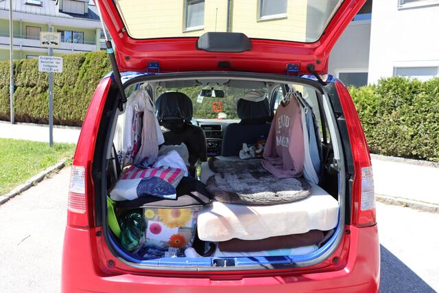 Heidi H. (81) hält ihr Auto äußerst sauber, da sie dieses seit rund zwei Monaten als Schlafplatz nutzt. Auf der umgelegten Rückbank befindet sich ihr Bett in Form einer kurzen, dünnen Matratze. | Foto: Christoph Klausner