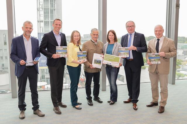 1.200 Projekte stärken Niederösterreichs Regionen: Martin Heintel, Jochen Danninger, Petra Scholze-Simmel, Anton Gonaus, Martina Grill, Stephan Pernkopf und Helmut Miernicki  
 | Foto: Daniel Hinterramskogler