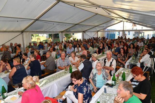 Während die Gäste unterhaltet wurden, versorgten die Gastgeber sie mit hauseigenem Wein. | Foto: Werner Friedl