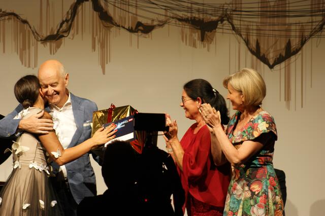 Übergabe des Schecks für das EB-Haus Austria durch Hermann Döllerer an Asmik Grigorian. Eine sichtlich bewegte Asmik Grigorian bedankt sich bei Hermann Döllerer. | Foto: Martin Schöndorfer, 2022