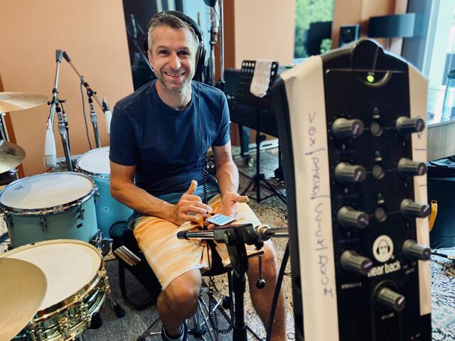 Schlagzeuger Julian Hutter steht die Freude, im analogen Studio in Tirol aufnehmen zu können, ins Gesicht geschrieben. | Foto: CJUW/Hofer-Bräuer Cornelius