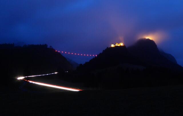 Unser Regionaut Siegfried Einsle hat vor einiger Zeit diese tolle Nachtaufnahme von Ehrenberg gemacht. So wird man das Ensemle nicht mehr so schnell zu sehen bekommen, die Festungsanlagen bleiben bis auf weiteres im Dunkeln. | Foto: Siegfried Einsle