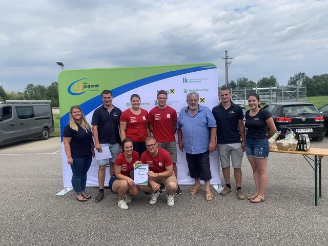 4. Platz Landjugend Tarsdorf Team 1

Oben v.l.n.r. Bezirksleiterin Sandra Gaisbauer, Bezirksleiter Fabian Beinhundner, Lisa Schuster, Johannes Neubauer, Uttendorfer Bürgermeister Josef Leimer, Landjugendleiter Uttendorf Florian Forthuber, Landjugendleiterin Uttendorf Kerstin Hofer

Unten v.l.n.r.: Daniela Auer, Markus Brunner
 | Foto: Bezirkslandjugend Braunau