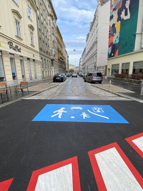 Ein Piktogramm und eine Fahrbahnerhöhung sollen für mehr Achtsamkeit sorgen. | Foto: Barbara Schuster