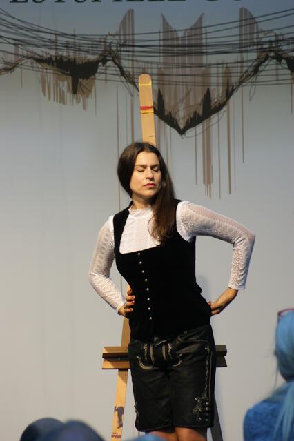 Die litauische Sopranistin Asmik Grigorian kam in einer  zünftigen Lederhose zur Auktion vor ihrem Konzert. | Foto: Martin Schöndorfer, 2022