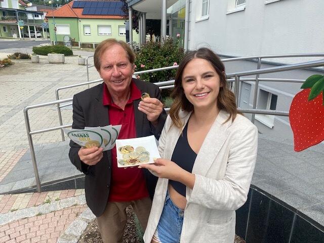 Bürgermeister Matthias Weghofer und die ehemalige österreichische Erdbeerkönigin Celina I. präsentieren das neue Wiesener Zahlungsmittel „Ananasgold“. | Foto: Gemeinde Wiesen
