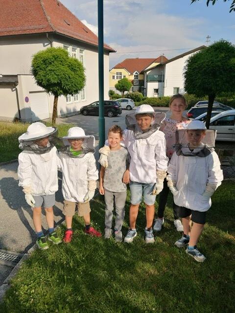 Die Imker der Zukunft werden beim Imkerverein St. Agatha ausgebildet. | Foto: Pamela Humer