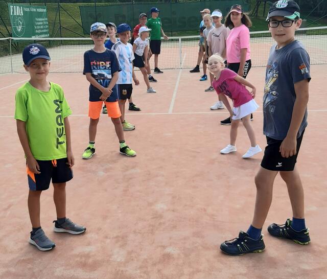 Die Kinder wärmten sich auf | Foto:  UTC Vitis
