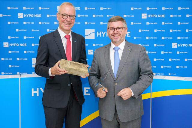 HYPO NOE Vorstand Wolfgang Viehauser und Finanzlandesrat Ludwig Schleritzko
 | Foto: HYPO NOE / Bollwein