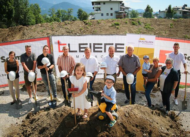 In Saalfelden fand am 5. August 2022 der Spatenstich für das neue Kinderbetreuungszentrum statt. Ach Gruppen finden im Gebäude Platz, um zwei weitere kann das Zentrum in der Zukunft noch erweitert werden. | Foto: Stadtgemeinde Saalfelden