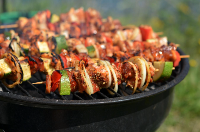 Feuer und Flamme: Wenn die Temperaturen steigen, wächst die Lust darauf, den Griller anzuwerfen. Bei sorgfältiger Zubereitung steht dem sorgenfreien Genuss nichts im Wege.  | Foto: Pixabay