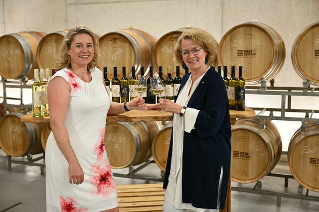 Kellermeisterin Judith Hartl und Bildungs-Landesrätin Christiane Teschl-Hofmeister präsentieren die prämierten NÖ Landesweine | Foto: Jürgen Mück