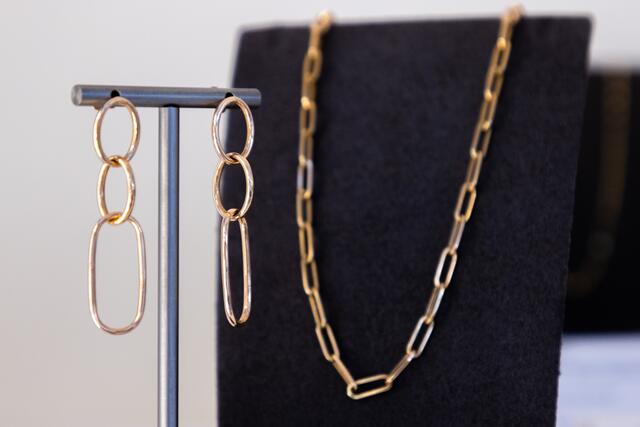 Alter, aber auch moderner Schmuck wird direkt vor Ort verkauft. | Foto: Konstantinov