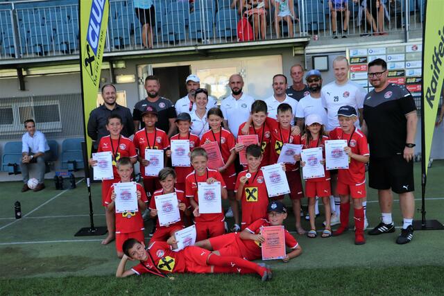 Christian Kauc und Lukas Waltl (re) sowie Trainer und Sponsoren bei der Siegerehrung der U11. | Foto: Edith Ertl