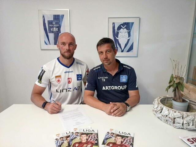 V.l.: Lukas Rath, neben Trainer Gerald Scheiblehner, ist jetzt bei FC Blau-Weiß Linz unter Vertrag. | Foto: FC Blau-Weiß Linz