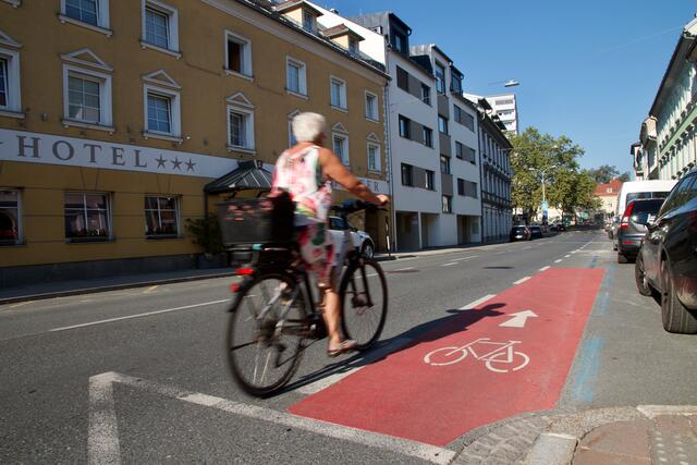 Radfahrstreifen, wie hier in der Völkermarkter Straße werden von der Radlobby einerseits begrüßt, andererseits kritisiert, da die Radfahrstreifen an stark befahrenen Straßen nicht eingesetzt werden sollten. | Foto: MeinBezirk.at