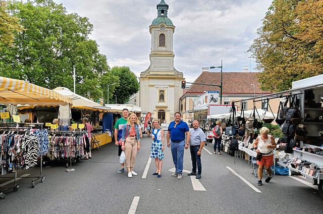 Am Portiunculamarkt: Roman Dolezal, Landtagsabgeordnete GfGR Marlene Zeidler-Beck Vizebürgermeisterin Michaela Haidvogel, Vizebürgermeister Markus Waldner und Roman Schiener (v.l.). | Foto: Marktgemeinde Maria Enzersdorf