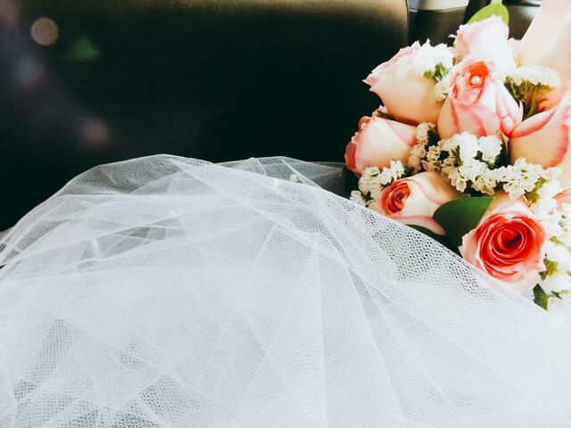 Die Jungfrauweihe findet mit Schleier und Brautkleid statt. | Foto: Symbolbild: Unsplash
