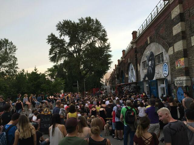 Zahlreiche Gäste bei "Kunst am Kanal". | Foto: WERK