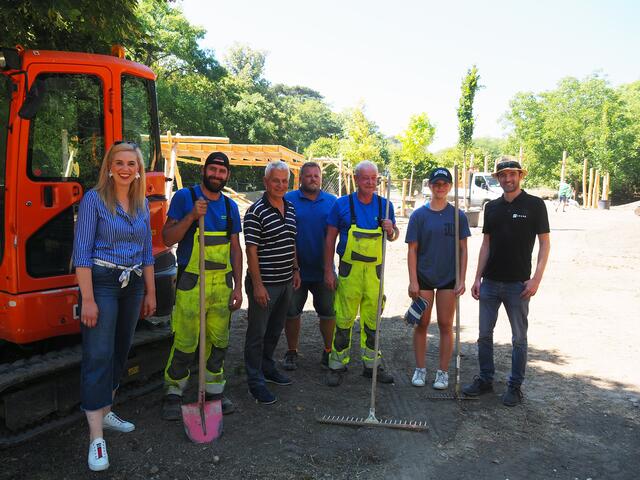 Bürgermeister Johann Zeiner, GfGR LAbg. Marlene Zeidler-Beck und der Leiter des Maria Enzersdorfer Wirtschaftshofes, Peter Fröhlich, statten der Baustelle für den neuen Spielplatz am Liechtenstein einen Besuch ab und bedankten sich bei den Wirtschaftshofmitarbeitern Walter Krizek und Robert Scherer sowie Ferialpraktikantin Lillith Schwaiger für ihren Einsatz. | Foto: Marktgemeinde Maria Enzersdorf