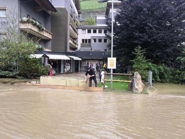 In Gerlos versuchte man den Schaden zu begrenzen.  | Foto: ZOOM-Tirol