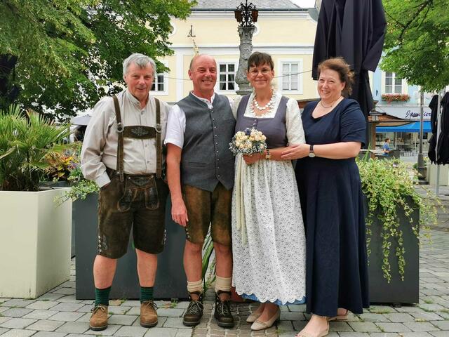 Trauzeugen Manuela Grube und Franz Holzgethan mit dem Paar. | Foto: Marco Hutterer